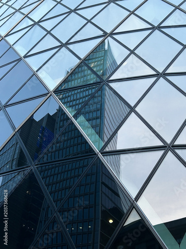 Canvas-taulu Moderne Glasfassade eines Wolkenkratzers mit geometrischem Rautenmuster und Spie