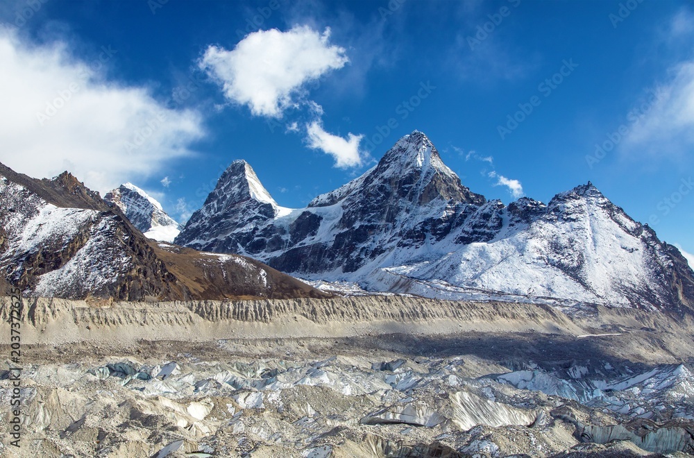 Obraz premium Mount cholo peak Kangchung Nirekha Himalaya mountain