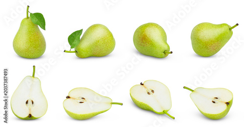 Fotografi Isolated green pear and cut in halves fruits