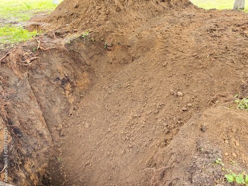 Φωτογραφία An excavation trench completely covered and filled with brown soil during munici