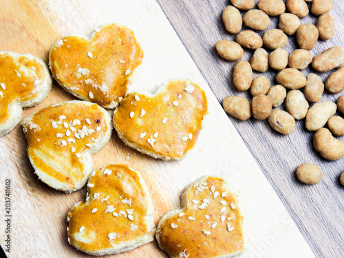 Fotografija Close up of peanut cookies with sesame seeds topping that shape of the heart, to