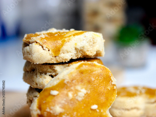 Fotografi Close up of peanut cookies with sesame seeds topping that shape of the heart, sw