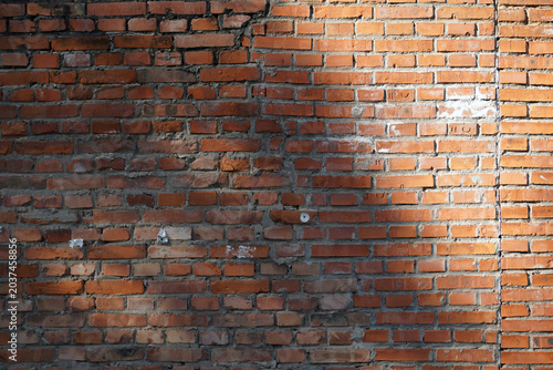 Foto Old red brick wall with sunlight casting shadows