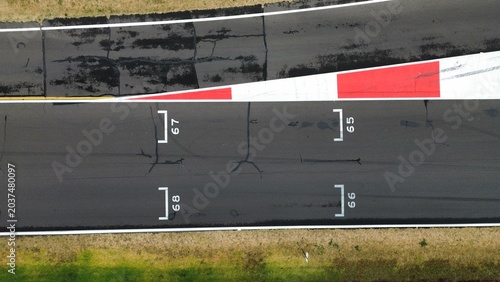 Fotografía Racetrack asphalt starting grid markings with red curb