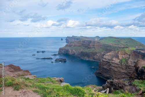 Foto Viewpoint Calhau da Furna do Bode on Madeira, green hills meet sea, discovery ar
