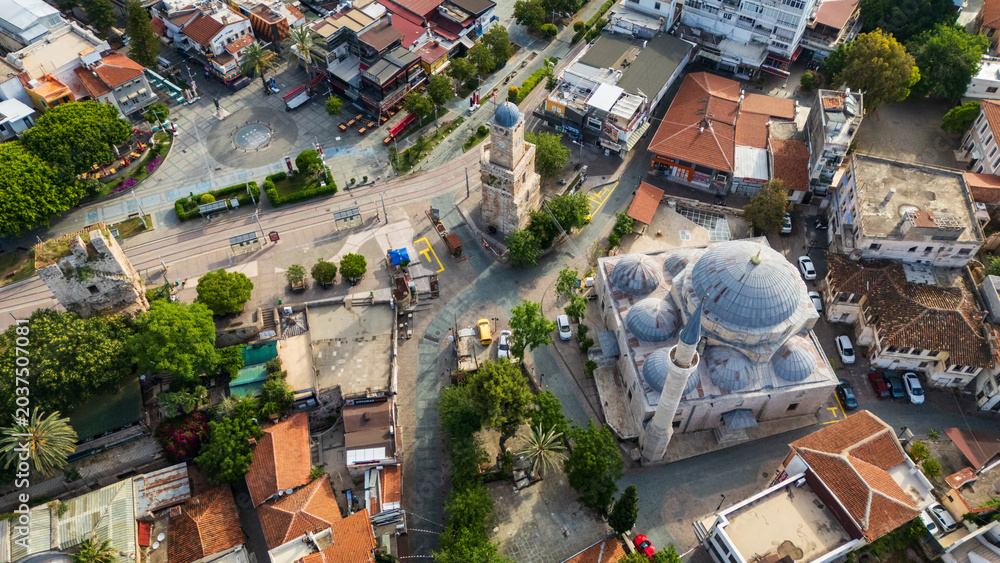 Obraz premium drone aerial historic ottoman mosque surrounded by residential neighborhood houses in Kaleici old town. Cultural heritage site scenery in Antalya, Turkey