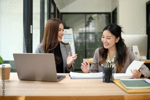 The female employees consulted with each other and helped each other with the work.