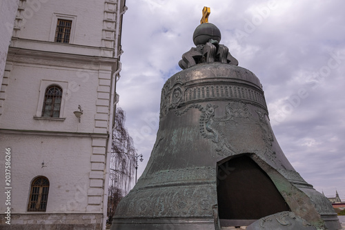 Foto The Tsar Bell is a monument of Russian bell art of the XVIII century