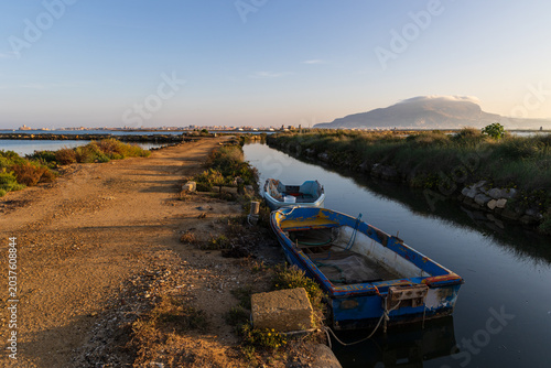 Schilderij op canvas barca in un canale alle saline di Trapani