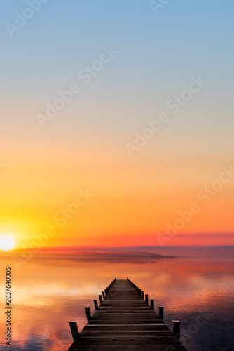 Steg an einem see bei Sonnenuntergang