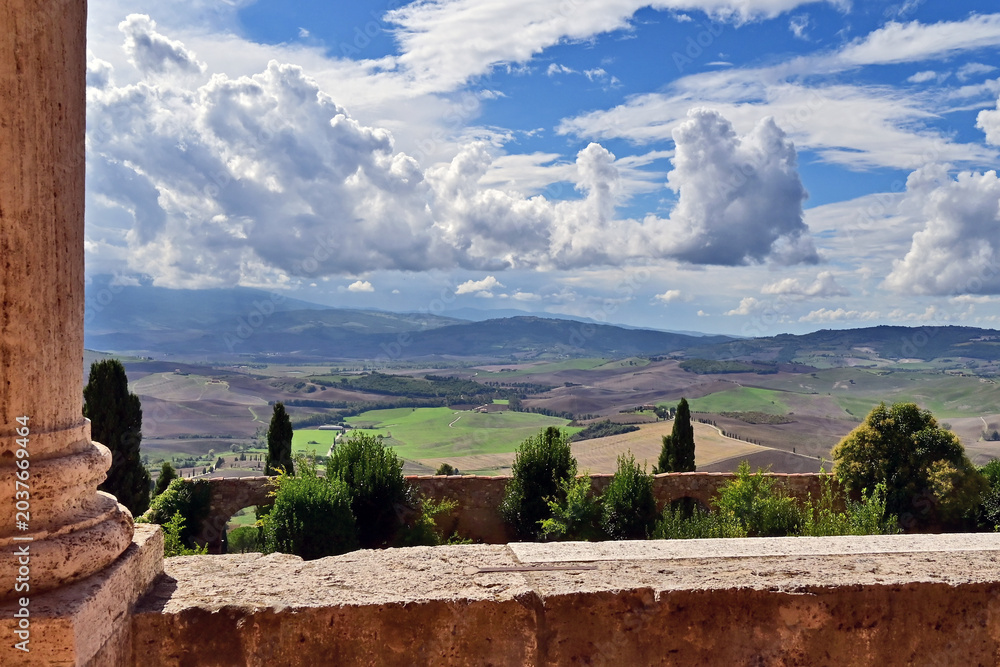 Naklejka premium Pienza, le colline della Val d'Orcia dalla loggia di Palazzo Piccolomini, Val d'Orcia, Toscana
