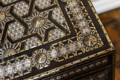 Fotografía Close-up of an antique inlaid wooden box featuring mother of pearl and brass geo
