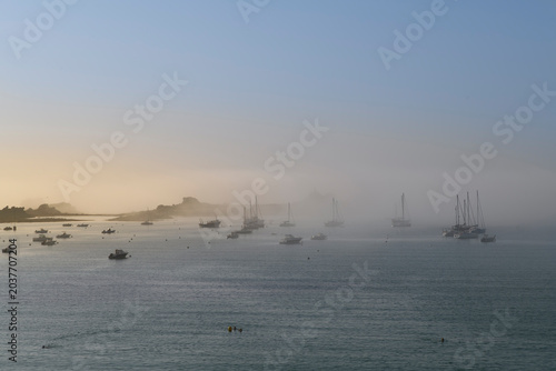 Brume de mer sur la côte bretonne à Port-Blanc Penvénan