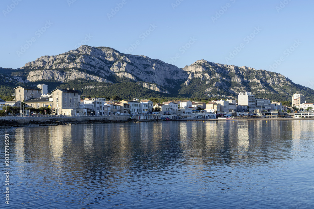 Obraz premium Un matin de printemps lumineux au bord de la mer à Marseille