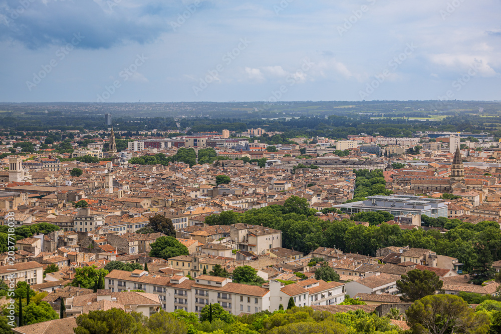 Fototapeta premium La ville de Nîmes vue depuis la Tour Magne dans le Gard en France
