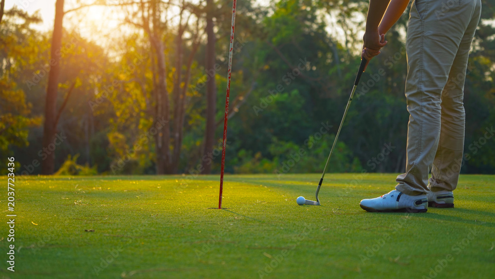 Obraz premium Golfers are putting golf in the evening golf course golf backglound.