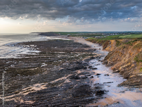 Foto Wild rugged Cornish  coastline drone view