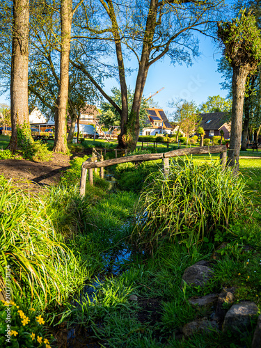 Zwischen alten Bäumen, glitzerndem Wasser und diesem kleinen Bachlauf. Der Weg bog sich wie ein vergessener Satz durch den Park, und irgendwo zwischen Vogelstimmen und Sonnenflecken dachte ich: Vielle