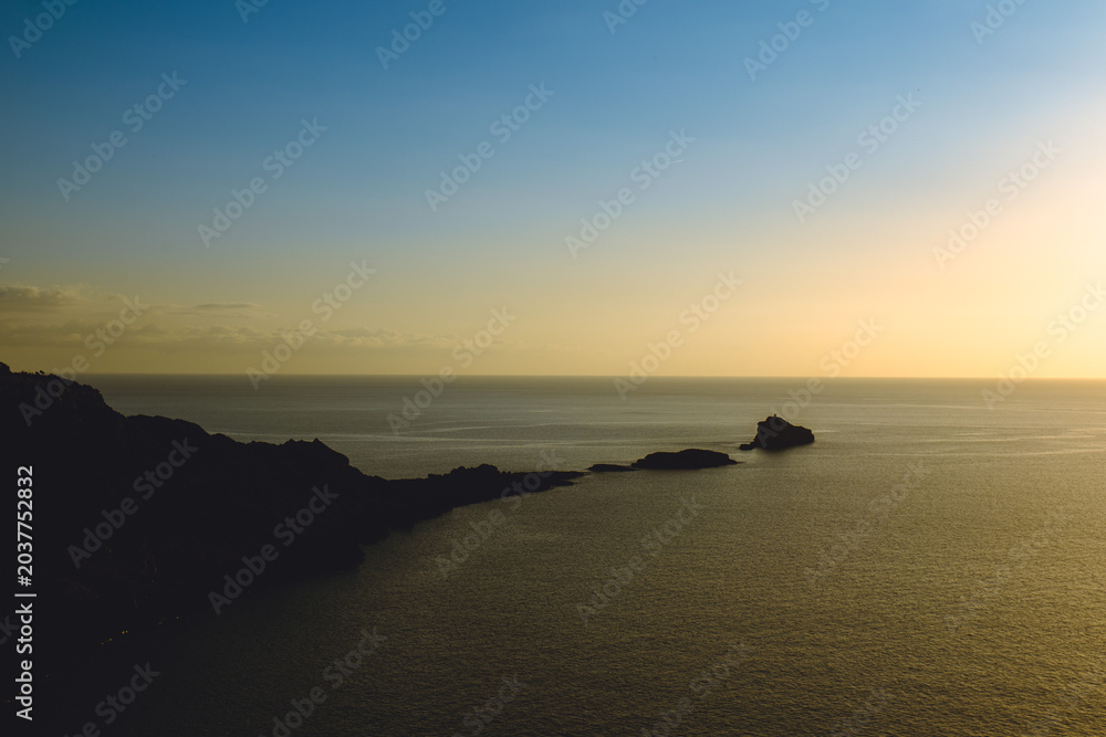 Fototapeta premium Sonnenuntergang vor Meereskulisse 