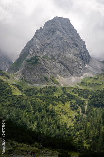 Drachensee vor Bergkulisse 