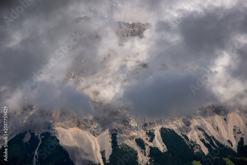 Berg versteckt sich in den Wolken