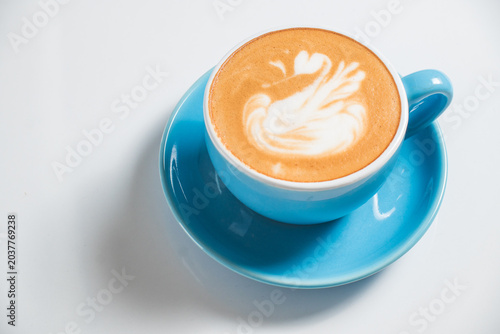 Foto Minimalist coffee cup with latte art on clean white table, modern cafe aesthetic