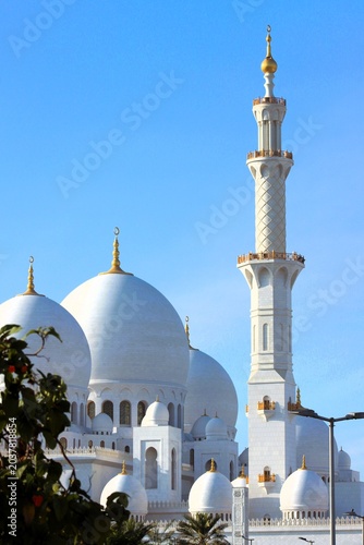 Canvas Print White mosque domes and minaret against blue sky in Abu Dhabi UAE at the Sheikh Zayed Grand Mosque