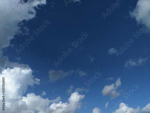 Fotografía Blue sky background with white cumulus clouds creating a natural frame