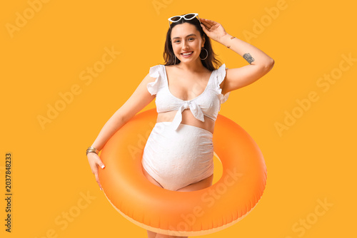 Young pregnant woman with i...