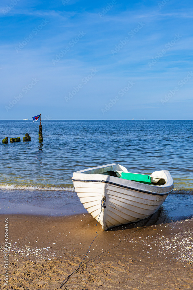 Obraz premium Fischerboot und Buhne am Strand von Bansin auf der Insel Usedom
