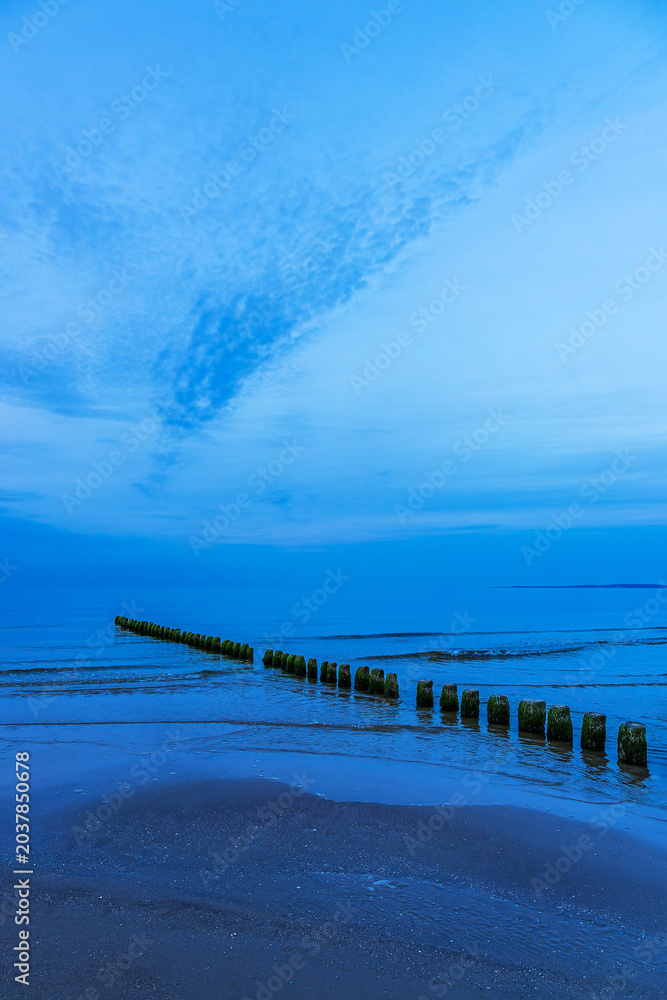 Obraz premium Buhne am Strand von Bansin abends auf der Insel Usedom