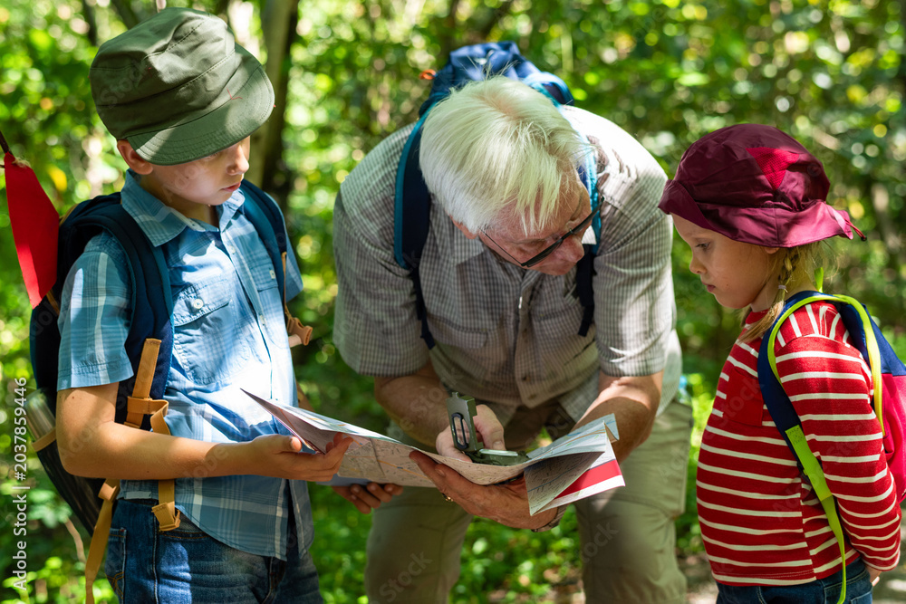 Obraz premium Family hiking adventure map reading