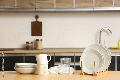 Clean dishes and napkin on ...