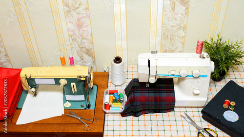 Foto general view of the sewing workspace with two machines and fabric