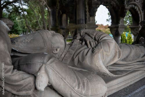 Tablou pe pânză Dublin Ireland - 11 Oct 24: Recumbent effigy tomb sculpture at Glasnevin Cemeter