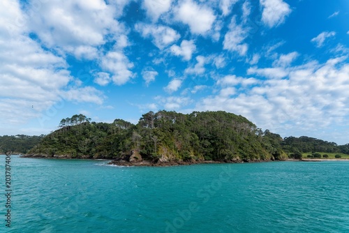 Fotografie Bay of Islands Turquoise Water and Native Bush Island