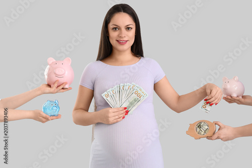 Young pregnant woman with m...