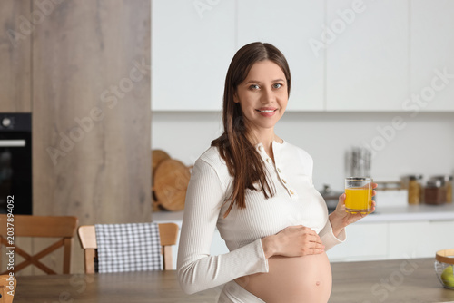 Young pregnant woman with g...