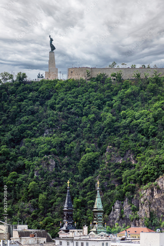 Obraz premium Budapest - Ungheria - La statua della Libertà, la Cittadella e la Chiesa nella roccia