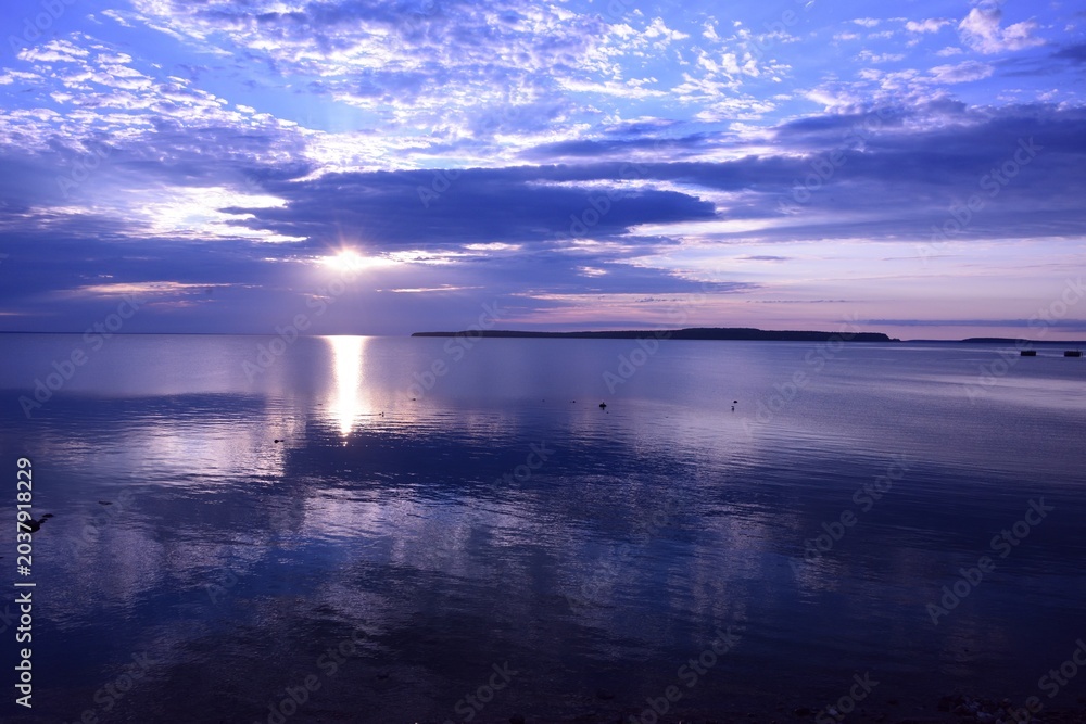 Obraz premium Sun shining through the cloud and reflecting off the Mackinac Straits