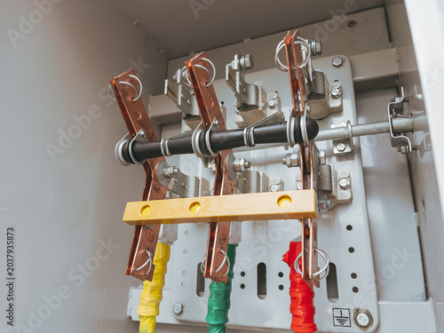 Foto Close-up photo inside a high-power three-phase electrical switchboard with industrial breakers and heavy wiring, illustrating energy distribution and electrical infrastructure