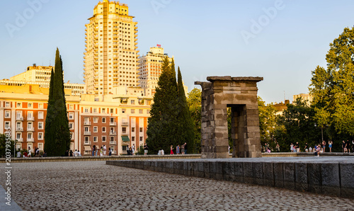 Slika na platnu « Place urbaine au coucher du soleil : dialogue entre architecture moderne et pa