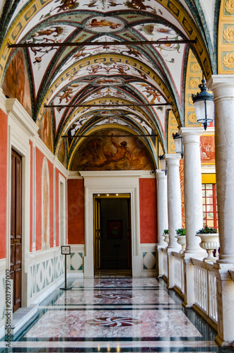 « Galerie ornée avec voûtes décorées et arcades colorées d’inspiration baroque »
