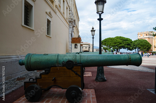 « Canon ancien sur affût en bois dans un espace urbain patrimonial »
