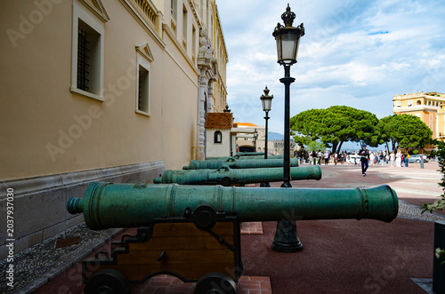 « Canon historique exposé devant un bâtiment classique en centre-ville »
