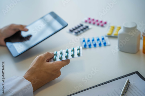 Fotografía Pharmacist using tablet for dispensing medication