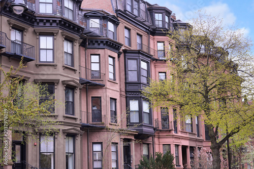 Canvastavla Old brownstone style apartment buildings with bay windows