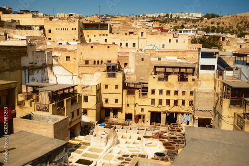Schilderij op canvas Wide view of dense historic Moroccan tanneries