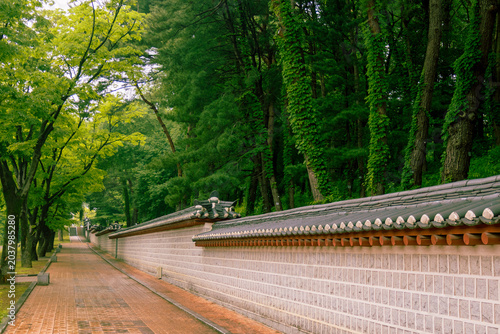 Foto Korean Admiral Yi Sun-shin Walking along the Stone Wall of Memorial Temple
