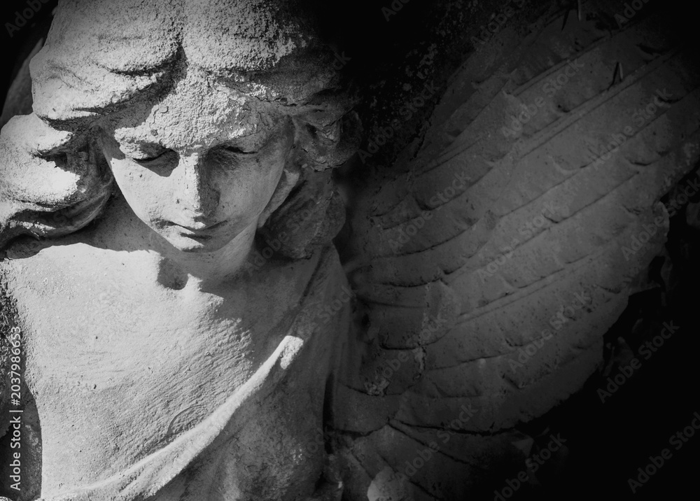 Obraz premium Black and white angel statue symbolizing sorrow, peace and eternity.